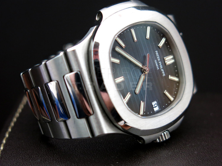 Patek Philippe Nautilus in Stainless Steel with a blue dial - Sup