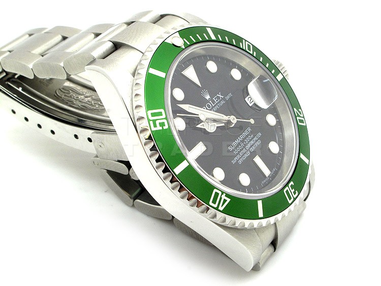 Rolex : Iconic and sporty Submariner 16610 LV of the 50th anniversary, with  green revolving bezel, stainless steel with black dial and seal on the  back, accompanied by box and warranty 